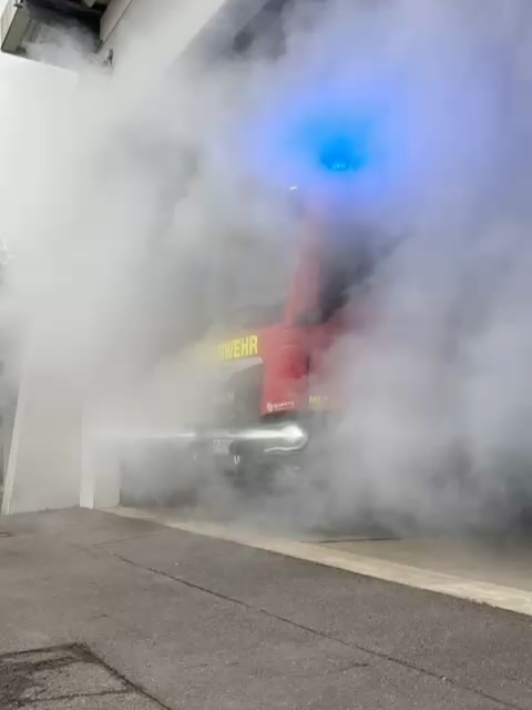 Zuwachs im Fuhrpark! 🚒💨

Das neue MLF 10 der Feuerwehr Buchschlag ist ab sofort offiziell im Dienst. Am 21.03. haben wir das Fahrzeug im feierlichen Rahmen und in bester Gesellschaft eingeweiht. 🥂

Egal ob technische Hilfeleistung oder Brandbekämpfung – wir sind jetzt noch schlagkräftiger für eure Sicherheit unterwegs.
@mein3eich #feuerwehr #buchschlag